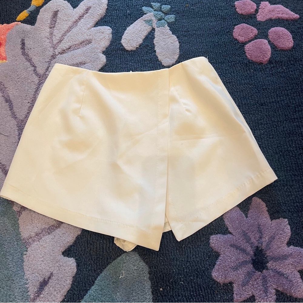 NWOT TOBI white skort